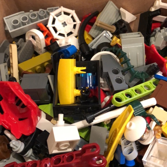 2 pounds assorted Lego Pieces - Picture 8 of 8